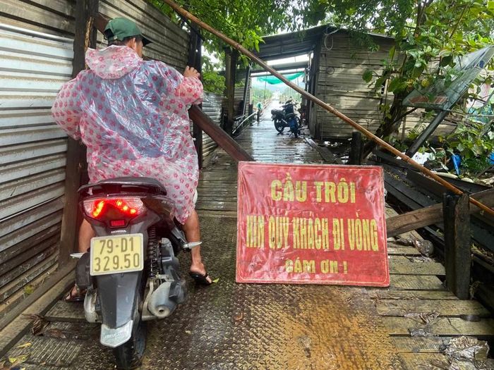 Cầu gỗ Phú Kiểng bị cuốn trôi buộc người dân phải đi đường vòng mất khoảng 30 phút. (Ảnh: T. Quang)