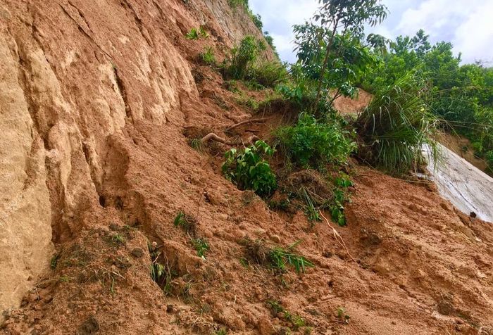 Phó Chủ tịch UBND xã Sơn Dung Đinh Văn Đùng cho biết, trong 3 ngày qua, địa phương có khoảng 5 điểm sạt lở lớn, đa số là sạt lở tại các tuyến giao thông. Chính quyền đang khẩn trương phối hợp cùng các ngành chức năng tổ chức khắc phục. 