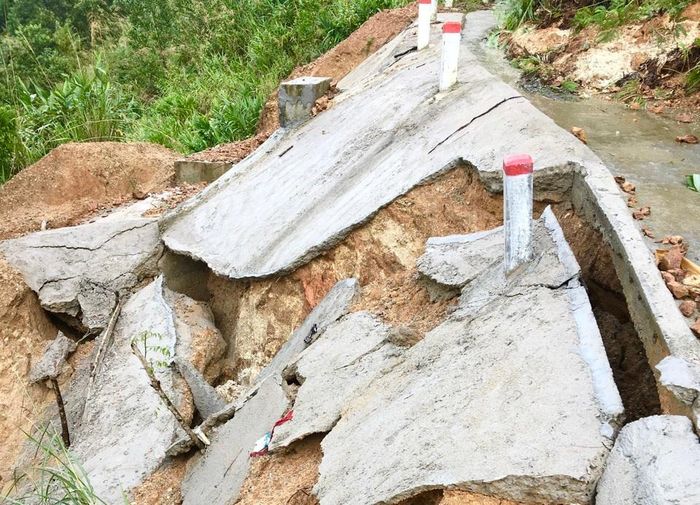 Phần taluy bị hư hỏng, vỡ nát.