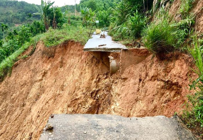 Tuyến đường vào xóm Ra Lung bị sạt lở nghiêm trọng, khiến 20 hộ dân tại đây bị cô lập. 