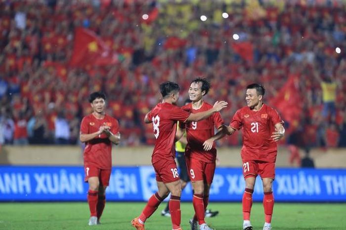 Văn Toàn ăn mừng khi kiến tạo cho Tuấn Hải lập công 2 tháng trước. Ảnh: Hoàng Linh