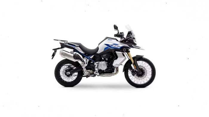  Xe đi kèm bộ phuộc hành trình ngược phía trước, bánh trước kích cỡ 21 inch và bánh sau 17 inch. 
