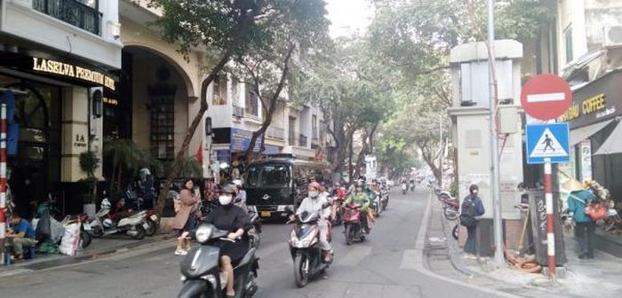 Đầu phố Cầu Gỗ.