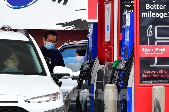 Một trạm xăng ở Los Angeles, Mỹ. Ảnh: AFP/TTXVN