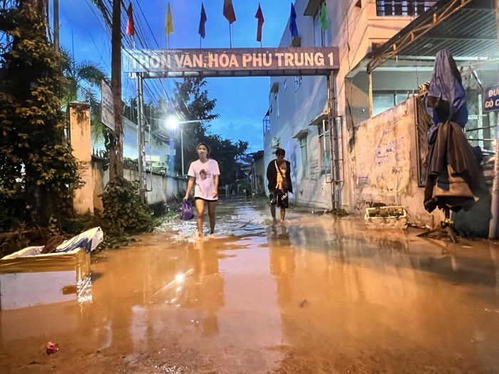 Đường vào thôn Phú Trung 1 (chụp lúc 18 giờ).