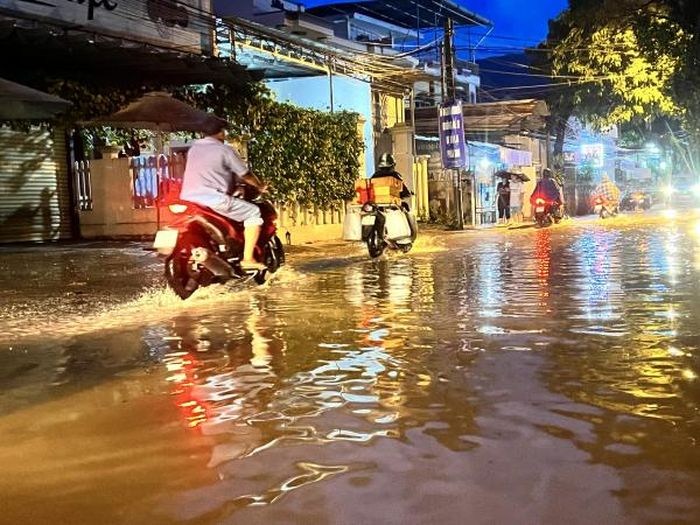 Đường vào thôn Trung, xã Vĩnh Phương (chụp lúc 18 giờ).