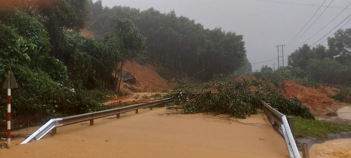 Quốc Lộ 49 qua địa bàn xã Bình Thành, Hương Trà bị sạt lở gây ách tắc giao thông