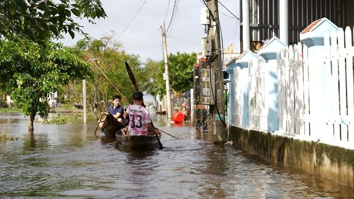 Phó Thủ tướng Chính phủ Trần Lưu Quang yêu cầu chăm lo tốt đời sống cho người dân trong mưa lũ 