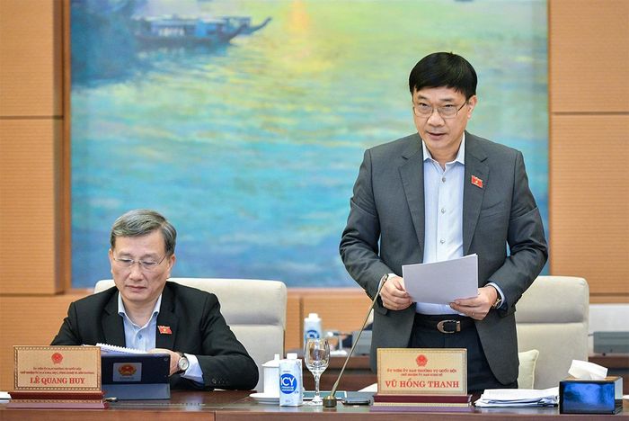 Chủ nhiệm Ủy ban Kinh tế Vũ Hồng Thanh trình bày Báo cáo tóm tắt về một số nội dung lớn tiếp thu, giải trình, chỉnh lý và phương án thông qua dự thảo Luật Đất đai (sửa đổi). Ảnh: Hồ Long