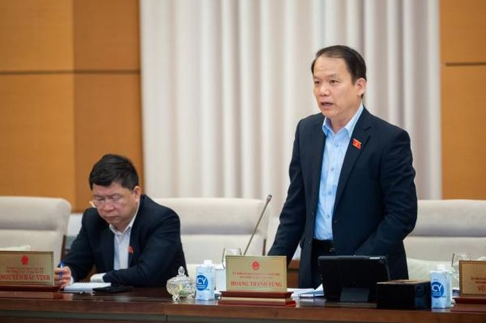 Chủ nhiệm Ủy ban Pháp luật Hoàng Thanh Tùng thảo luận tại phiên họp.
