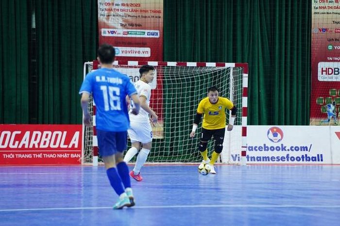 Thủ môn Văn Tú của Thái Sơn Bắc có ngày thi đấu đáng quên tối 16-11. Ảnh: TV