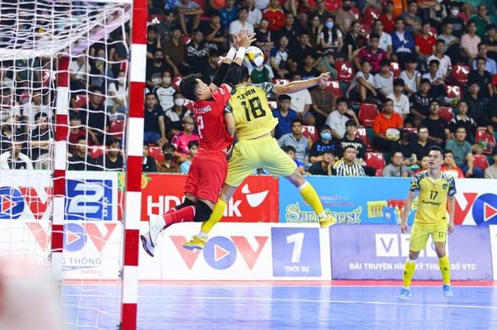 Thái Sơn Nam có chiến thắng kịch tính trước Sahako (vàng). Ảnh: TV