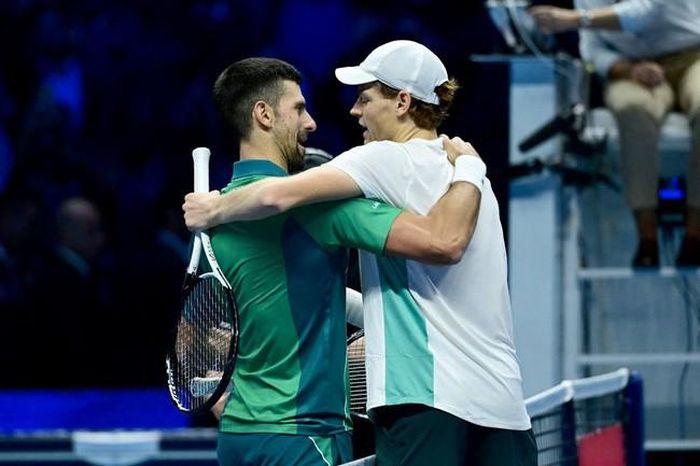 Jannik Sinner vừa lần đầu đánh bại Novak Djokovic