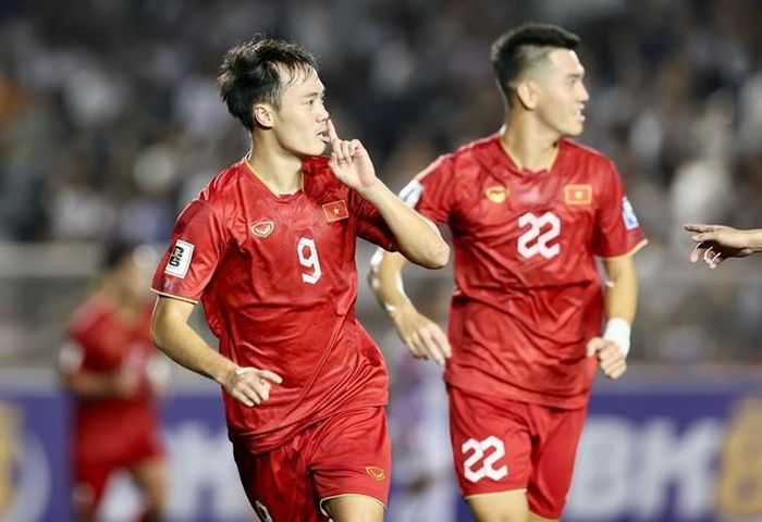 Niềm vui của Văn Toàn có ngay ở trận đầu tiên chính thức dưới thời HLV Troussier, điều Văn Toàn mất tới 5 năm mới làm được dưới tay HLV Park Hang Seo. Ảnh: Hoàng Linh