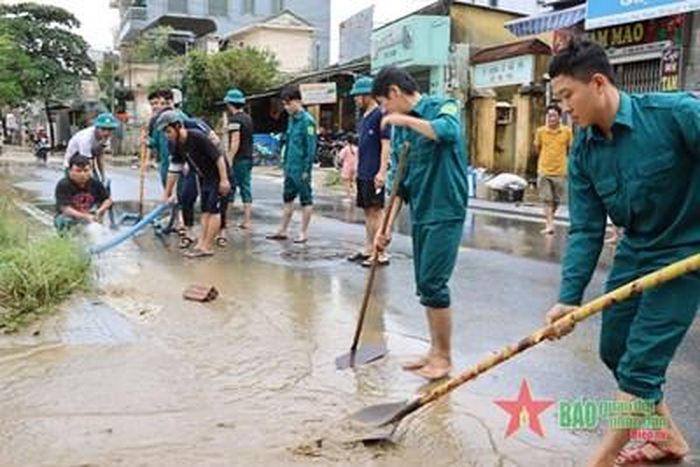 Lượng dân quân phường An Cựu, thành phố Huế vệ sinh dọc tuyến đường Phan Chu Trinh. 
