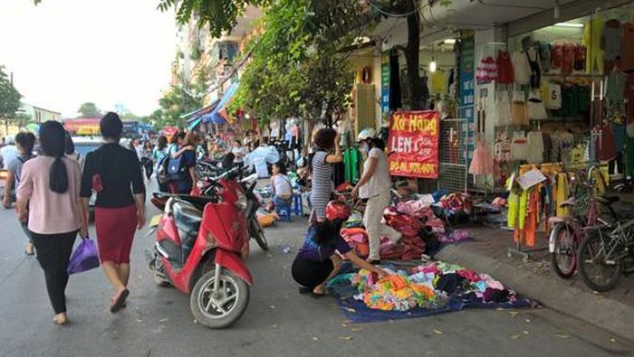 Kiên quyết xử lý nghiêm tình trạng lấn chiếm lòng lề đường. Ảnh: QUỐC HÙNG