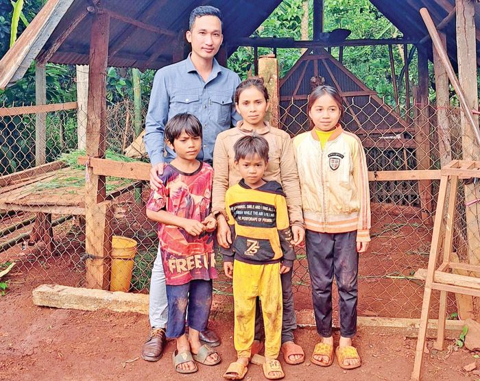 Phóng viên Tiền Lê đại diện trao những cặp heo, bò giống cho các em học sinh nghèo hiếu học