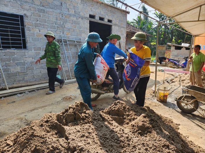 Đoàn viên, thanh niên hăng hái tham gia xây nhà cho em Hoàng Thu Thảo. Ảnh: Duy Chiến