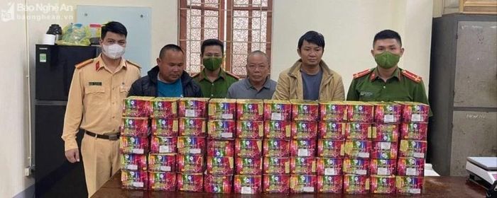  Các đối tượng cùng tang vật cơ quan Công an thu giữ. Ảnh: Văn Hậu 