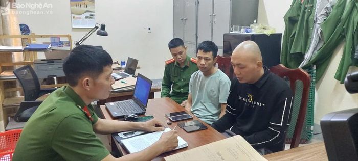 Hai đối tượng Nguyễn Văn Lâm và Đinh Quốc Thiện tại cơ quan công an. Ảnh: Mai Giang