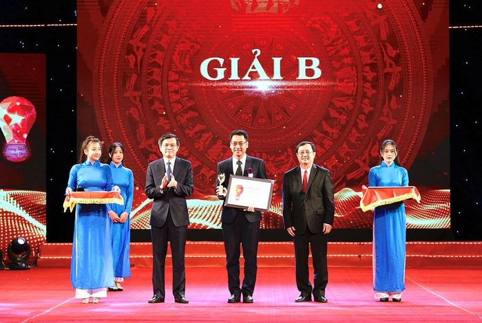 Đại diện nhóm tác giả là người lao động EVN nhận giải B cuộc thi với sáng kiến “Xây dựng hệ thống tra cứu chỉ số công tơ và chủ động cảnh báo sản lượng điện bất thường”. Ảnh: Quốc Khánh/BNEWS/TTXVN