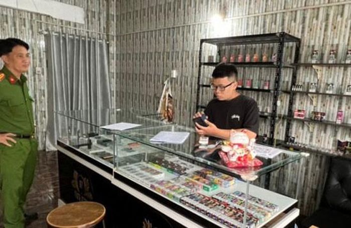 Lực lượng chức năng làm việc với chủ cửa hàng