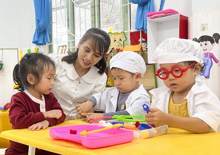 Cô giáo Trường Mầm non 2-8 chơi cùng các bé.