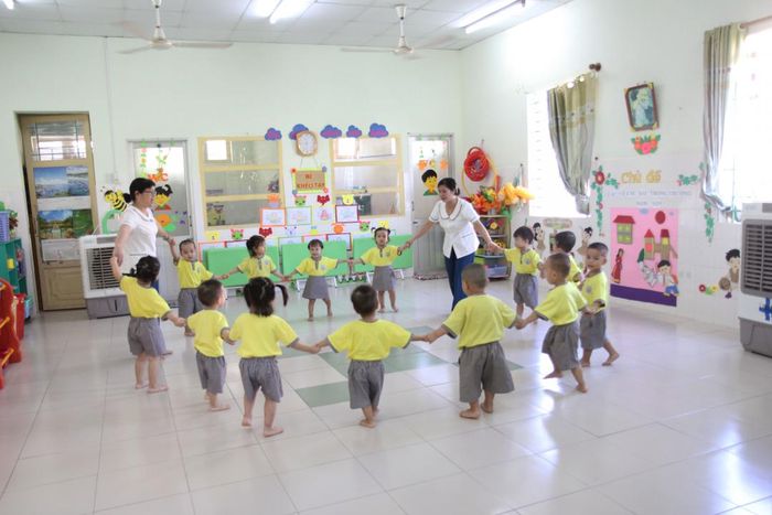 Cô và cháu Trường Mầm non Vĩnh Nguyên 2 cùng ca múa.