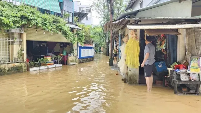 Thời điểm lớn nhất có hơn 20.000 ngôi nhà ở miền Trung bị ngập. Ảnh: NGUYỄN DO