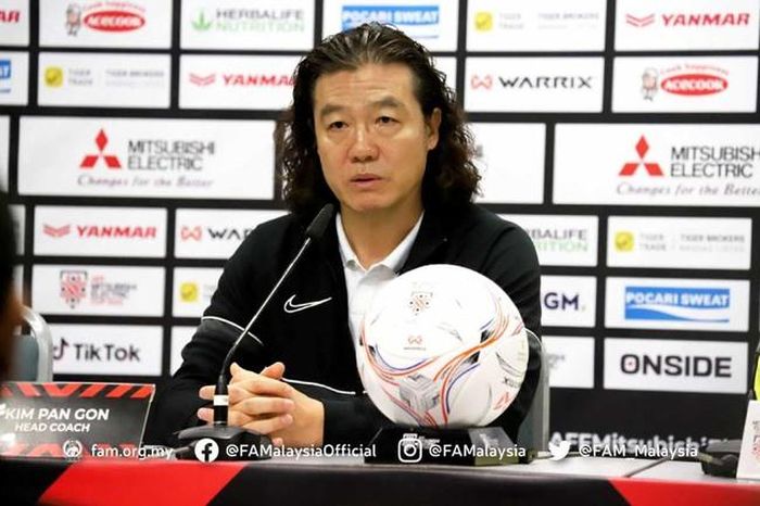 Ông Kim Pan Gon gắn bó thêm 2 năm với bóng đá Malaysia (Ảnh: FAM)