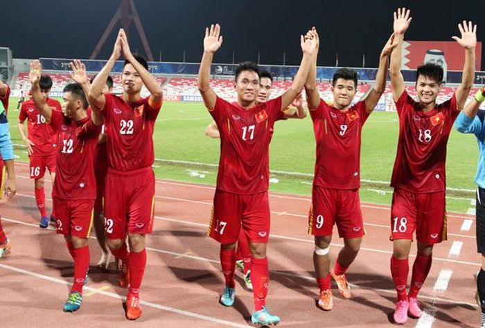 Thầy trò HLV Hoàng Anh Tuấn làm nên lịch sử - Ảnh: VFF