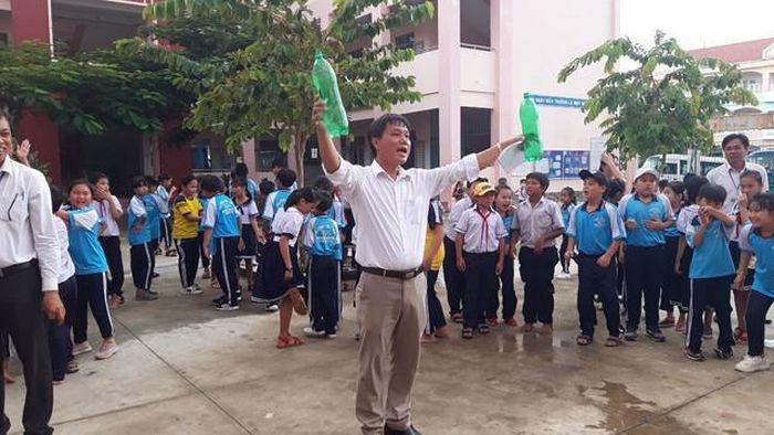 Thầy Đặng Thanh Huấn tổ chức trò chơi cho các học sinh - Ảnh: VGP