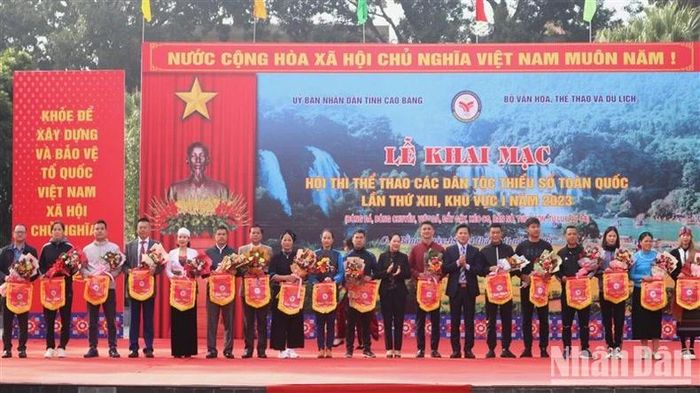Ban Tổ chức trao cờ lưu niệm cho các đoàn tham dự Hội thi.