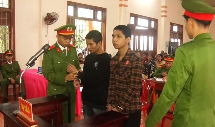 Bị cáo Hồ Văn Nhiên và Hồ Văn Thay buồn bã sau tuyên án.