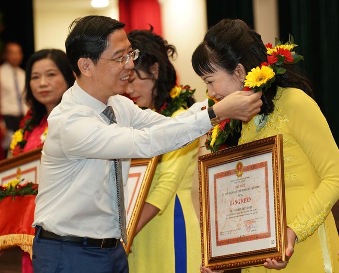 Phó Tổng Biên tập Thường trực Báo SGGP Nguyễn Thành Lợi tặng bằng khen cho cán bộ, giáo viên được nhận Giải thưởng Võ Trường Toản năm 2023. Ảnh: HOÀNG HÙNG