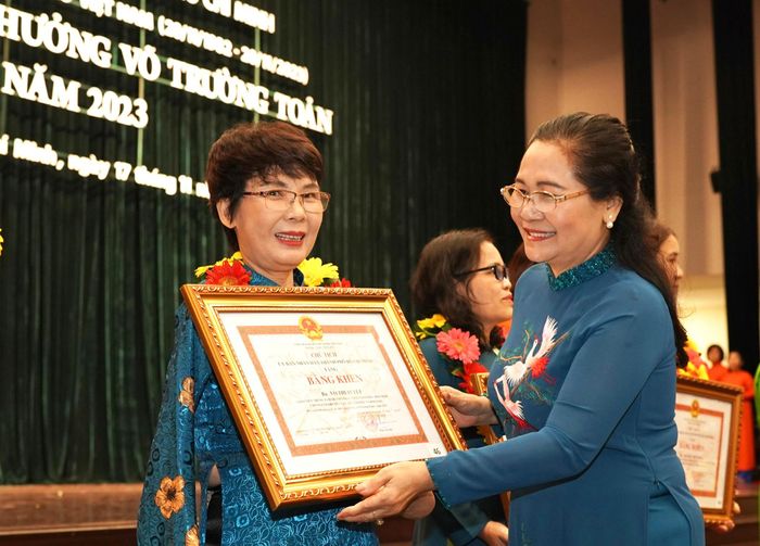 Phó Bí thư Thành ủy, Chủ tịch HĐND TPHCM Nguyễn Thị Lệ, trao bằng khen cho cán bộ, giáo viên đạt Giải thưởng Võ Trường Toản năm 2023. Ảnh: HOÀNG HÙNG