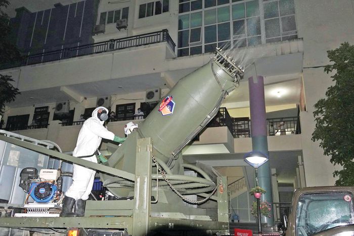 Chiến sĩ phòng hóa khử trùng, tiêu độc COVID-19 tại Bệnh viện Bạch Mai, tối 28/3/2020. Ảnh: Nguyễn Minh