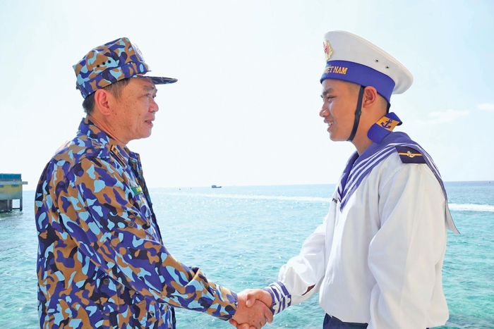 Chuẩn Đô đốc Đỗ Minh Thái - nguyên Phó Tham mưu trưởng Hải quân truyền lửa bảo vệ Tổ quốc cho chiến sĩ Trường Sa, tháng 4/2023.