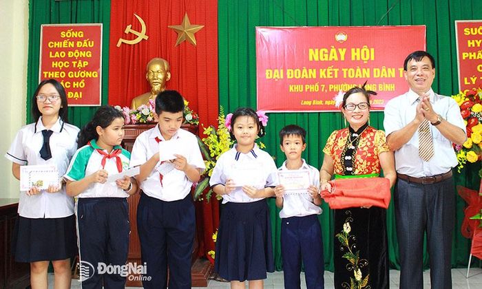 Lãnh đạo KP.7, P.Long Bình (TP.Biên Hòa) trao học bổng cho học sinh trên địa bàn khu phố nhân Ngày hội Đại đoàn kết toàn dân tộc năm 2023. Ảnh: T.Lâm