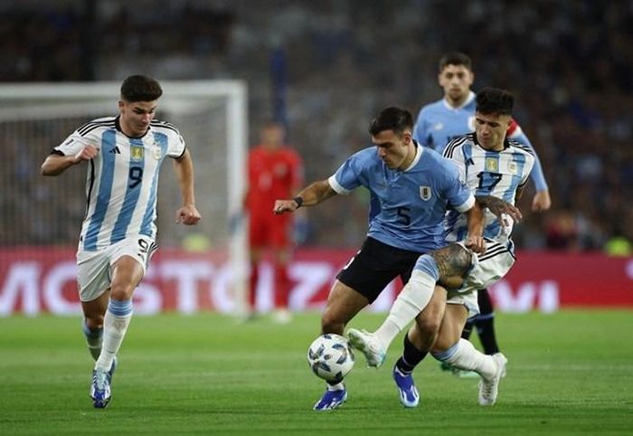 Đội khách Uruguay chơi chặt chẽ, phản công hiệu quả và ra về với 2 bàn thắng cùng 3 điểm. Ảnh: Canal 26