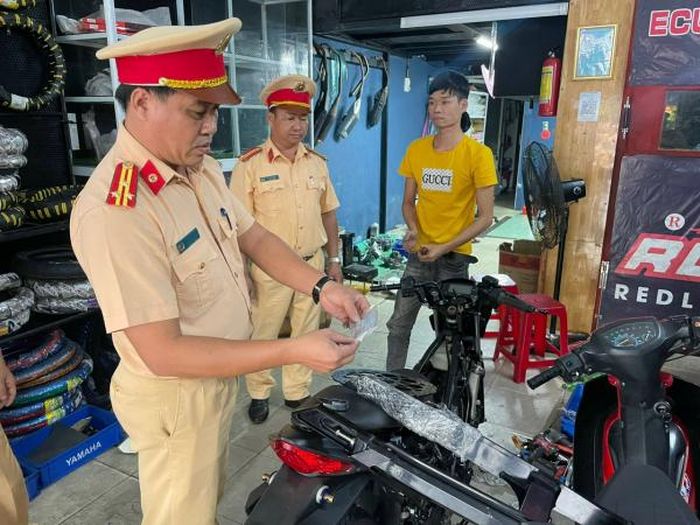 CSGT Công an TP Đà Nẵng đột kích 2 lò độ, chế xe máy phát hiện hàng loạt xe máy, phụ tùng, thiết bị dùng để độ chế không nguồn gốc, xuất xứ. 