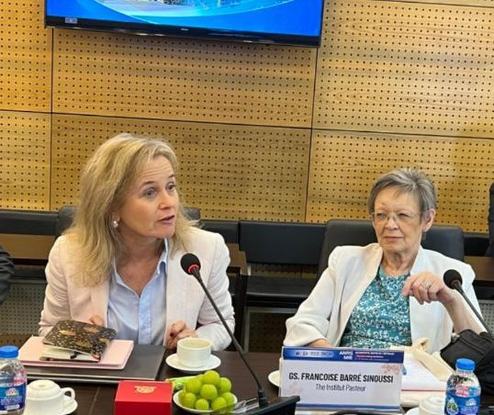 GS. Francoise Barré Sinoussi - người phát hiện ra HIV (phải).