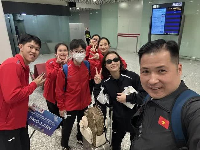 Thùy Linh dự China Masters cùng HLV Ngô Trung Dũng