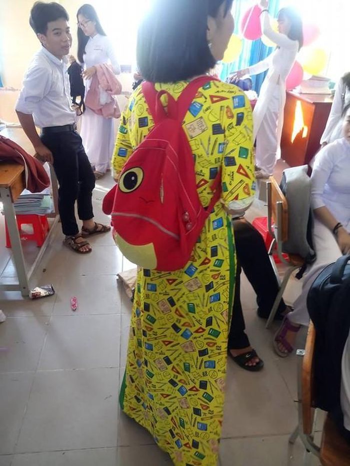 Những chiếc áo dài có 1-0-2 này thu hút rất đông sự quan tâm của cộng đồng mạng. Đa số ý kiến cho rằng ý tưởng đưa kiến thức lên trang phục rất độc đáo, khiến học sinh hứng thú hơn. Ảnh: Tổng hợp