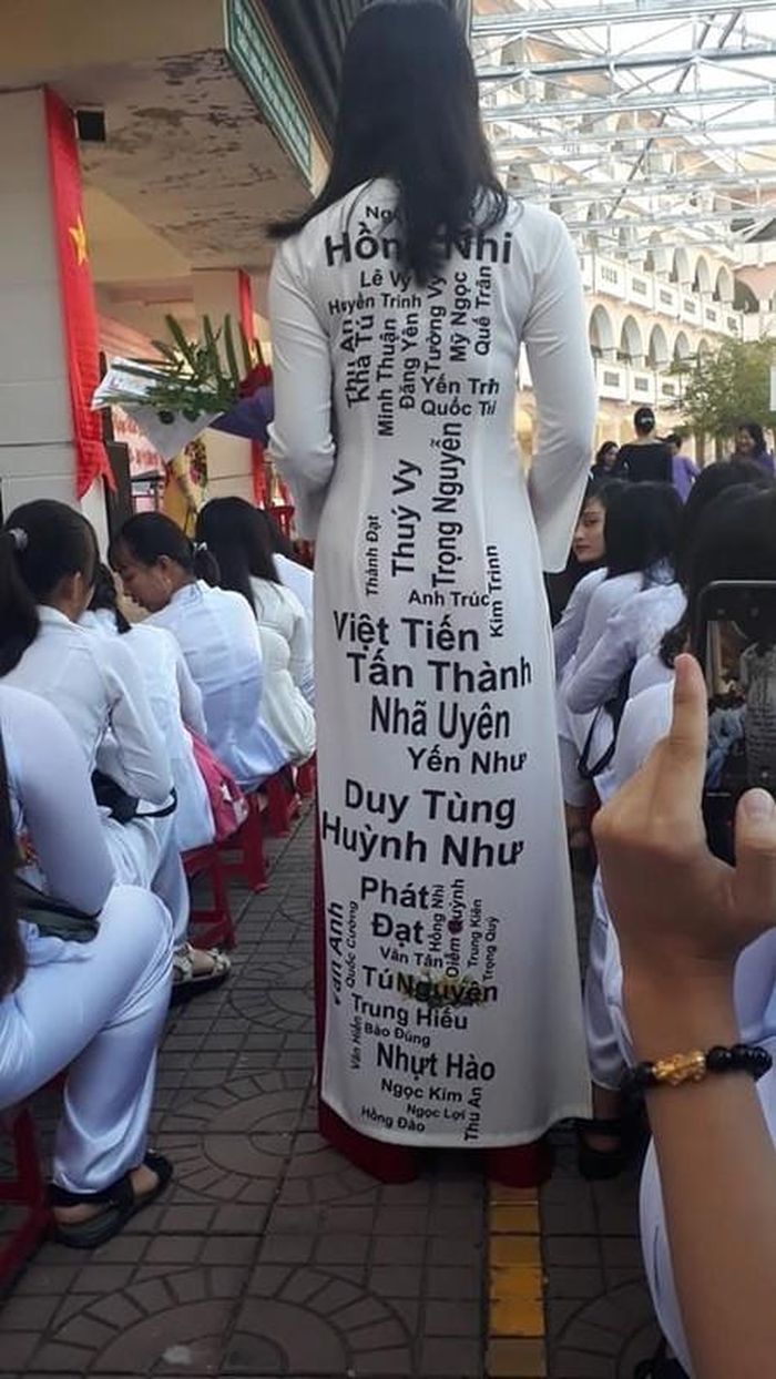 Cũng chỉ từ một chiếc áo dài trắng bình thường nhưng nó mang lại nhiều ý nghĩa bởi vì trên chiếc áo dài đó được in lên tất cả tên của thành viên trong lớp.