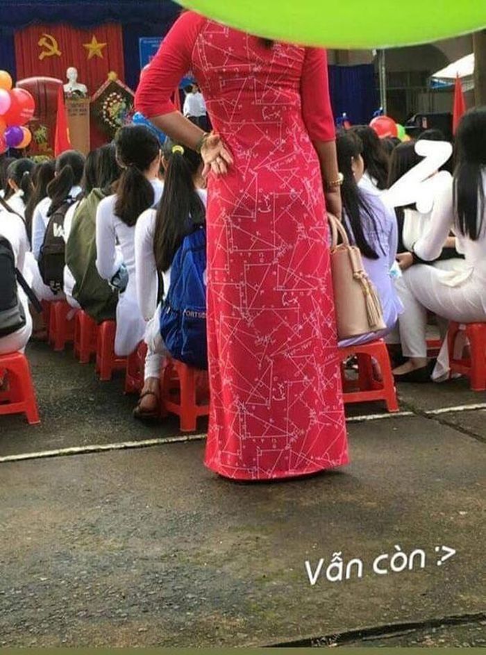 Hình ảnh các cô giáo mặc những bộ áo dài độc đáo này ban đầu được các em học sinh trong trường đăng tải trên mạng xã hội sau đó nhanh chóng được chia sẻ rộng rãi.