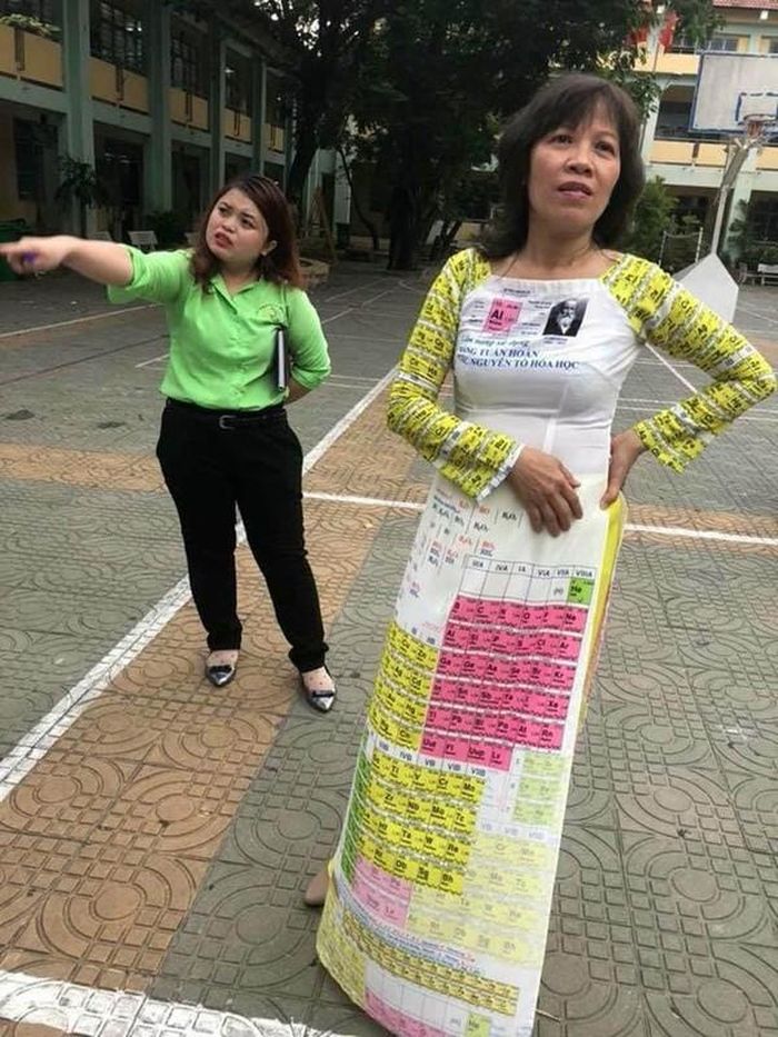 Dù là toán học, hóa học, vật lý hay văn học... tất cả đều được khắc họa rõ nét qua những chiếc áo dài vô cùng đặc sắc này.