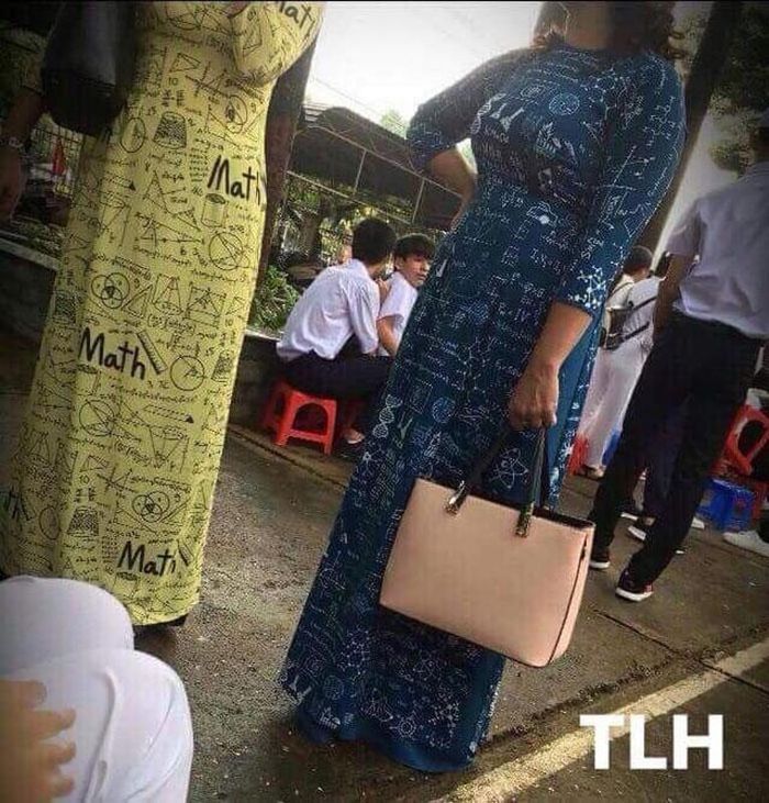 Tuy nhiên, giờ đây không chỉ mặc những chiếc áo dài trơn hay in hoạt tiết hoa văn bình thường, các cô giáo còn khiến học sinh tròn mắt thích thú khi thể hiện tình yêu với nghề bằng những họa tiết in hình đặc trưng các môn học.