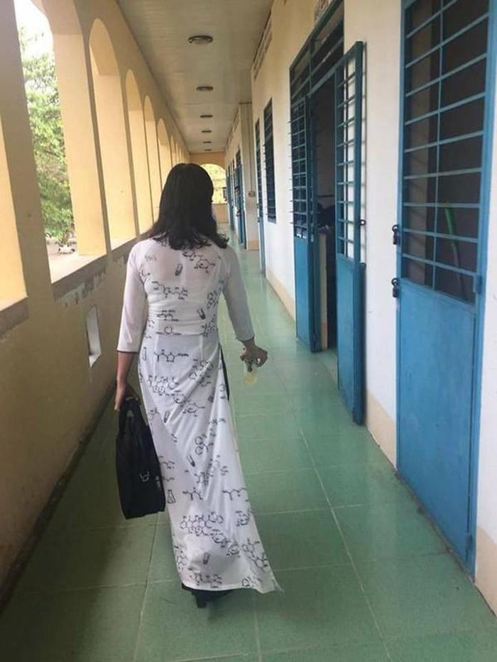 Vừa yêu nghề lại yêu học sinh, các cô giáo quyết định in bài giảng lên luôn áo dài.