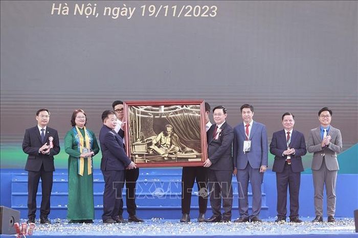 Chủ tịch Quốc hội Vương Đình Huệ tặng ảnh Bác Hồ cho Học viện Tài chính. Ảnh: Doãn Tấn/TTXVN